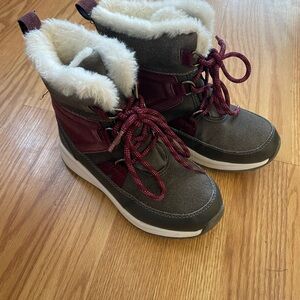 Girls size 1 cat & jack Gray and Red Suede Winter Boots with Faux Fur Lining